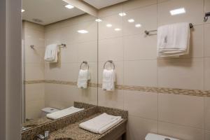 Ένα μπάνιο στο Apartamento elegante próximo a PUC e HSL