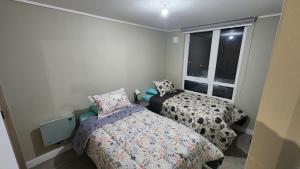 een slaapkamer met twee bedden en een raam bij Inmejorable ubicación 2D2B, con estacionamiento in Los Ángeles