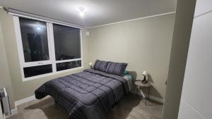 een slaapkamer met een bed en een raam bij Inmejorable ubicación 2D2B, con estacionamiento in Los Ángeles