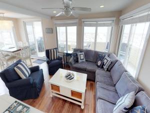 Uma área de estar em Ocean Front 1St Floor Duplex With Expansive Views In Brant Beach With Private Beach Access 12094