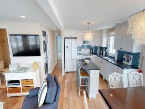 A cozinha ou kitchenette de Ocean Front 1St Floor Duplex With Expansive Views In Brant Beach With Private Beach Access 12094