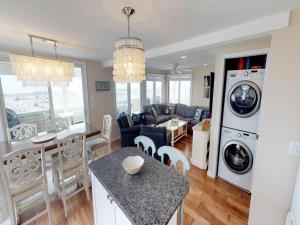 Uma área de estar em Ocean Front 1St Floor Duplex With Expansive Views In Brant Beach With Private Beach Access 12094