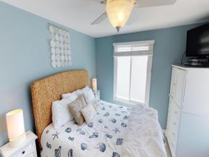 Uma cama ou camas num quarto em Ocean Front 1St Floor Duplex With Expansive Views In Brant Beach With Private Beach Access 12094