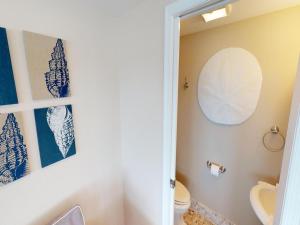 um banheiro com um vaso sanitário branco e um espelho em Ocean Front 1St Floor Duplex With Expansive Views In Brant Beach With Private Beach Access 12094 em Brant Beach