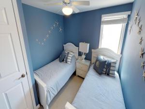 Duas camas num quarto com paredes azuis em Ocean Front 1St Floor Duplex With Expansive Views In Brant Beach With Private Beach Access 12094 em Brant Beach