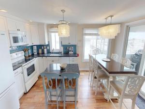 Kuchyň nebo kuchyňský kout v ubytování Ocean Front 1St Floor Duplex With Expansive Views In Brant Beach With Private Beach Access 12094