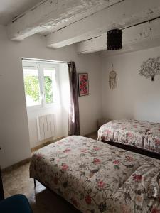 ein Schlafzimmer mit zwei Betten und einem Fenster in der Unterkunft Les jardins de Shambhala in Montrem + 28 Fotos