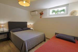 ein kleines Schlafzimmer mit einem Bett und einem Fenster in der Unterkunft Villa de Charme avec Piscine, Marseille in Marseille + 56 Fotos