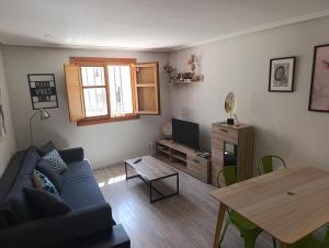 TV a/nebo společenská místnost v ubytování Apartamento con encanto en Casco Histórico de Burgos