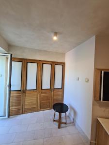 een woonkamer met houten deuren en een tafel bij Old City Budva in Budva +2 foto's