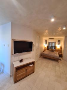 een grote woonkamer met een grote flatscreen-tv bij Old City Budva in Budva