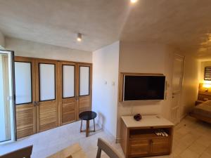 een woonkamer met een televisie, een tafel en een bank bij Old City Budva in Budva