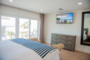 ein Schlafzimmer mit einem Bett, einer Kommode und einem Fenster in der Unterkunft Family Tides in Destin