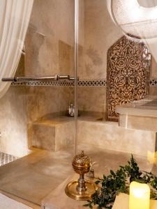 Koupelna v ubytování Riad Mayfez Suites & Spa