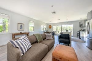 Η κουζίνα ή μικρή κουζίνα στο Newly Renovated Waterfront Cottage +20 φωτογραφίες