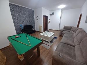 Una sala de estar con un sofá y una mesa de billar. en La Baita del Mare, en Montesilvano