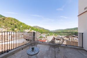 a balcony with two chairs and a view of mountains at Aromes d'Espadà in Eslida