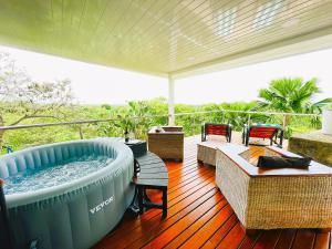 Lakeview Granada Hotel Boutique في غرناطة: يوجد حوض استحمام ساخن على السطح مع كراسي وطاولات