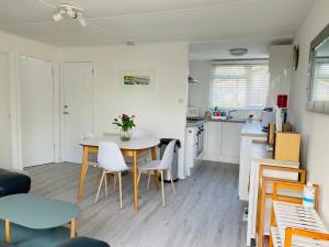 une cuisine et une salle à manger avec une table et des chaises dans l'établissement Dart Dream, à Dartmouth