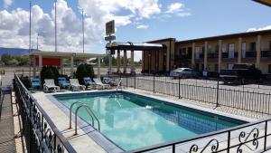 Swimming pool sa o malapit sa Big Chief Motel