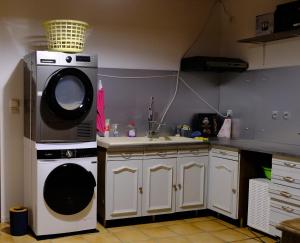 Cuisine ou kitchenette dans l'établissement Au Gré des Saisons - 3 chambres