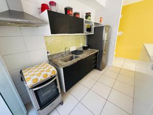 Η κουζίνα ή μικρή κουζίνα στο Guarujá condomínio Villa Di fiori AP jasmim