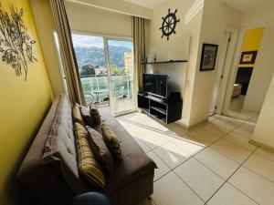 Μια τηλεόραση ή/και κέντρο ψυχαγωγίας στο Guarujá condomínio Villa Di fiori AP jasmim +126 φωτογραφίες