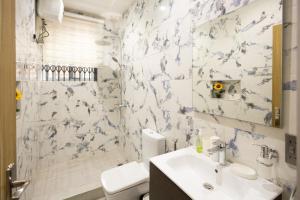 Bilik mandi di Elegant Studio Apartment, East Airport