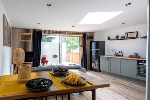 Köök või kööginurk majutusasutuses Appartement lumineux à 600m de la plage +14 fotot