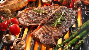 un steak et des légumes sur un grill dans l'établissement Baco Resort Nagano - Vacation STAY 23418v, 