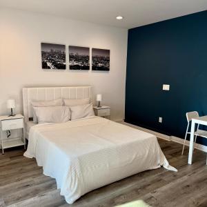 HewittにあるGuesthouseの白いベッドと青い壁のある寝室