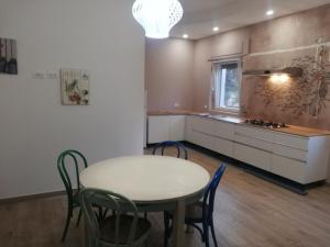 a kitchen with a table and chairs in a room at Casa vacanze Tenuta Camilli in Anzio