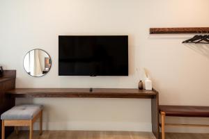 Televisyen dan/atau pusat hiburan di Boardwalk Suites & Residences by Kasa