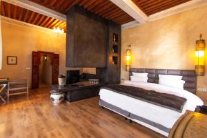 Postel nebo postele na pokoji v ubytování Riad Mayfez Suites & Spa