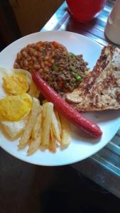 een bord eten met worst, bonen en toast bij Thukhana House in Maun