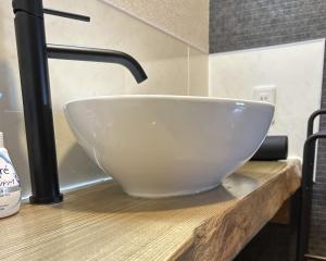 a white bowl sink sitting on top of a counter at AtreyuーAO - Vacation STAY 35728v in Teshikaga +29 photos