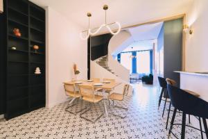 a dining room with a table and chairs at Elégante maison amiénoise - proche gare, home-cinéma, 3 chambres doubles, 1 chambre familiale avec jacuzzi privatif - La Maison Des Petits Sablon in Amiens +43 photos