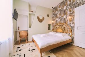 a bedroom with a bed and a wall mural at Elégante maison amiénoise - proche gare, home-cinéma, 3 chambres doubles, 1 chambre familiale avec jacuzzi privatif - La Maison Des Petits Sablon in Amiens