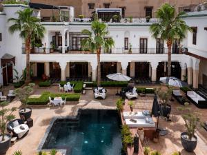 Bazén v ubytování Riad Mayfez Suites & Spa nebo v jeho okolí