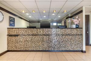 Лобби или стойка регистрации в SureStay Hotel by Best Western East Brunswick