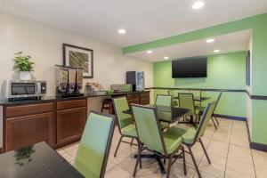 Imagen de la galería de SureStay Hotel by Best Western East Brunswick, en East Brunswick