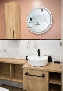 un baño con lavabo y espejo en 1BR Luxury apartment with sea view and parking space, en Varna 29 fotos más