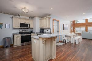 Kuchyň nebo kuchyňský kout v ubytování Waterfront Escape - Seasonal Pool - Perfect for Families and Friends!