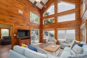 Posezení v ubytování Waterfront Escape - Seasonal Pool - Perfect for Families and Friends!