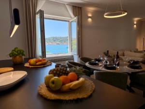 Φαγητό σε αυτό το διαμέρισμα ή κάπου εκεί κοντά