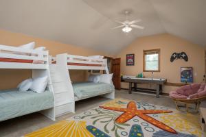 Postel nebo postele na pokoji v ubytování Waterfront Escape - Seasonal Pool - Perfect for Families and Friends! + 41 fotografií