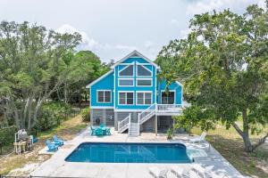 Bazén v ubytování Waterfront Escape - Seasonal Pool - Perfect for Families and Friends! nebo v jeho okolí