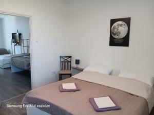 a bedroom with a bed with two towels on it at Familienfreundliches Apartment in Tiszafüred in Tiszafüred