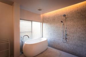 bagno con vasca bianca e doccia di Itoshima810Villa&Resort - Vacation STAY 24393v a Itoshima Altre 24 foto
