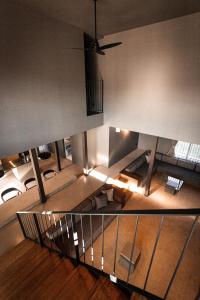 vista sul soffitto di un soggiorno con scala di Itoshima810Villa&Resort - Vacation STAY 24393v a Itoshima